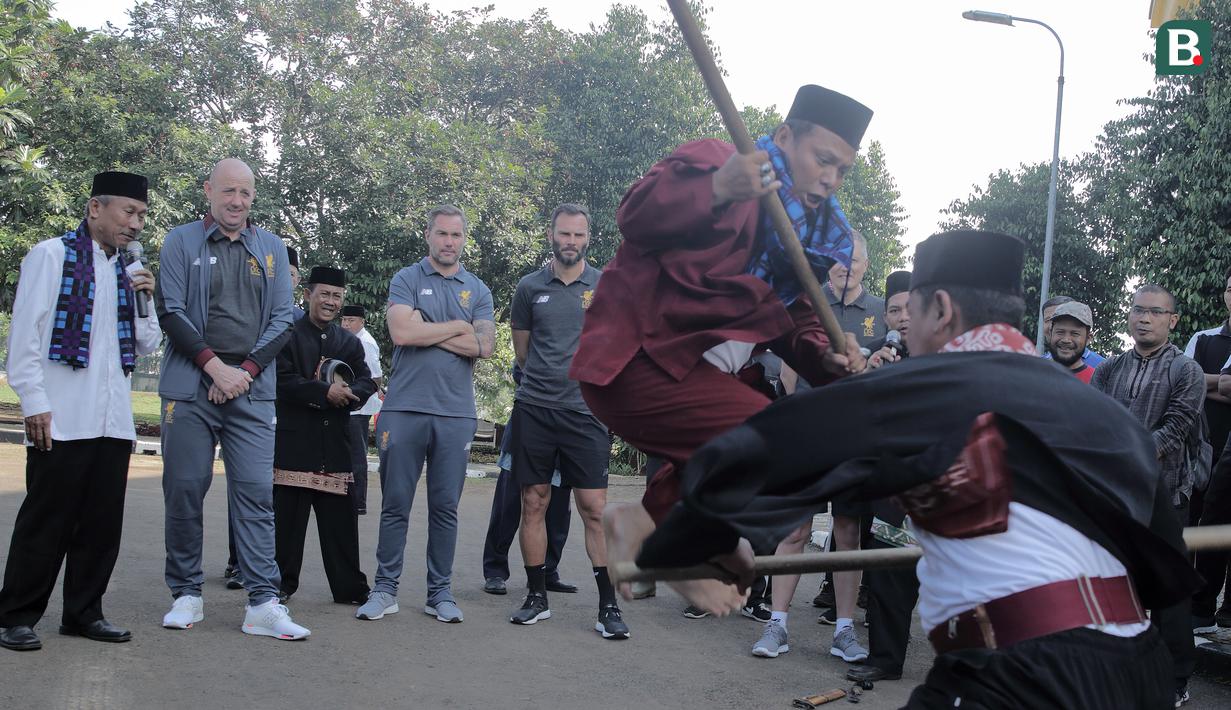 Legenda Liverpool, Gary McAllister, Jason McAteer, dan Patrik Berger menyaksikan ritual Palang Pintu di Kawasan Perkampungan Betawi Setu Babakan, Jakarta (9/9/2018). (Bola.com/Peksi Cahyo)