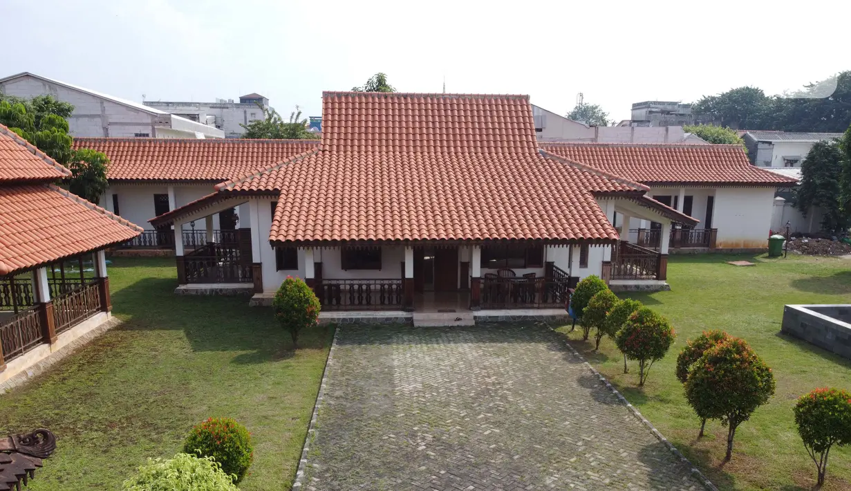 Foto udara memperlihatkan rumah berarsitektur betawi di Taman Benyamin Suaeb, Jakarta, Selasa (23/6/2020). Taman Benyamin Suaeb menyimpan sejumlah koleksi asli milik seniman betawi, Benyamin Suaeb dan beberapa replika rumah bergaya betawi. (Liputan6.com/Helmi Fithriansyah)