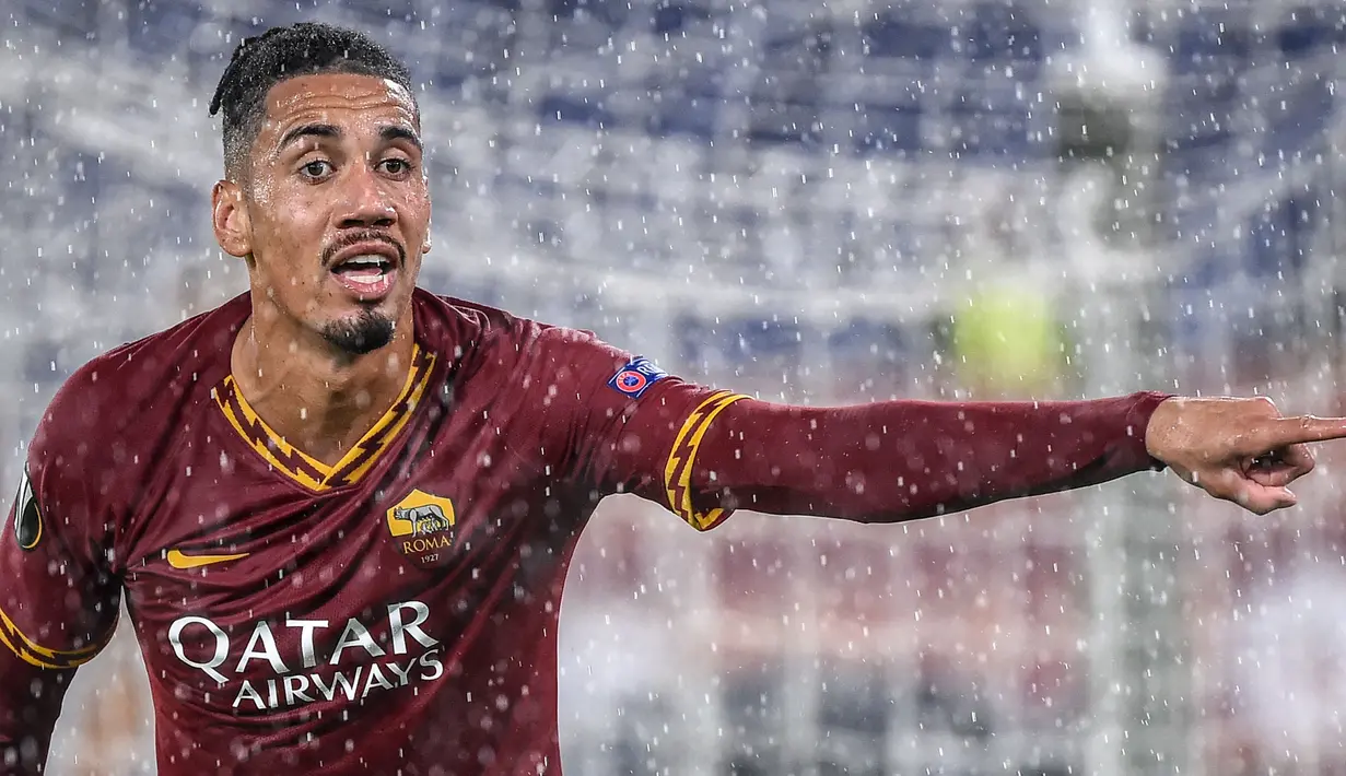 Chris Smalling memutuskan untuk merumput di Liga Italia bersama AS Roma setelah tak masuk dalam rencana skuat pelatih MU, Solskjaer. Dipinjam sejak 2019 lalu, Smalling akhirnya dipermanenkan oleh i Gialorossi berkat penampilan apiknya. (Foto: AFP/Filippo Monteforte)