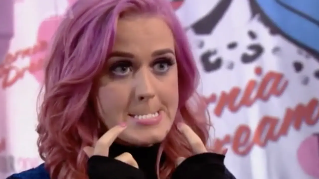 Meski Gigi Rusak, Katy Perry Enggan Gunakan Kawat Gigi