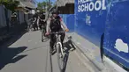 Polisi bersepeda berpatroli di kawasan wisata Pulau Gili Air, Lombok, Nusa Tenggara Barat (NTB), Sabtu (11/8). Patroli dilakukan setelah gempa 7 skala Richter melanda Lombok pada 5 Agustus lalu. (Adek BERRY/AFP)