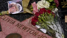 Karangan bunga untuk Olivia Newton-John di Hollywood Walk of Fame. (AP Photo/Damian Dovarganes)