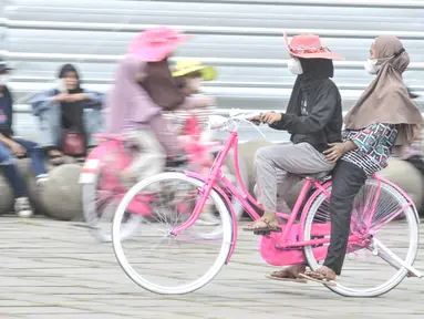 Wisatawan mengendarai sepeda ontel saat berkunjung ke kawasan Kota Tua, Jakarta, Rabu (4/5/2022). Libur Lebaran membawa berkah bagi jasa sewa sepeda ontel di Kota Tua. Penyewaan sepeda ontel mengalami peningkatan dari hari biasanya. Jasa sewa sepeda ontel di Kota Tua dipatok Rp20.000 per setengah jam. (merdeka.com/Iqbal S Nugroho)