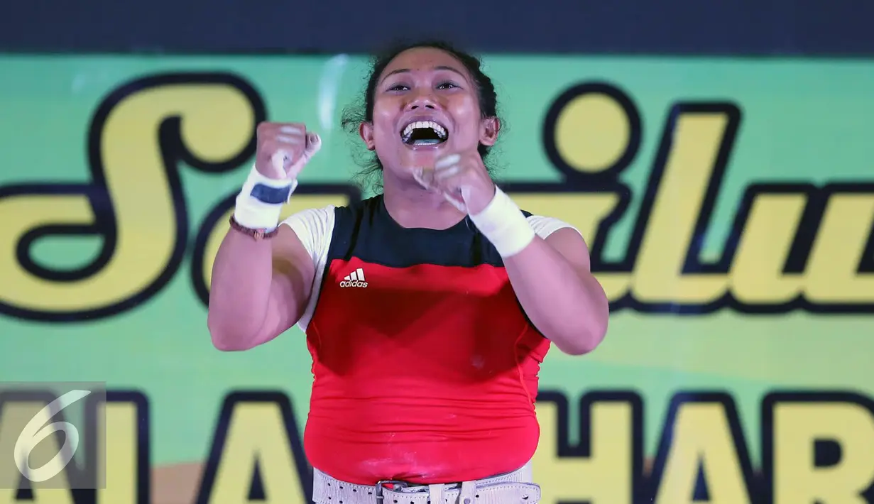 Lifter Bali, Sinta Luh Darmariani mengepalkan tangan usai melakukan angkatan clean and jerk di kelas 63kg putri PON XIX Jabar di Gymnasium Si Jalak Harupat, Kab Bandung, Rabu (21/9). Total angkatan Sinta 192kg. (Liputan6.com/Helmi Fithriansyah)