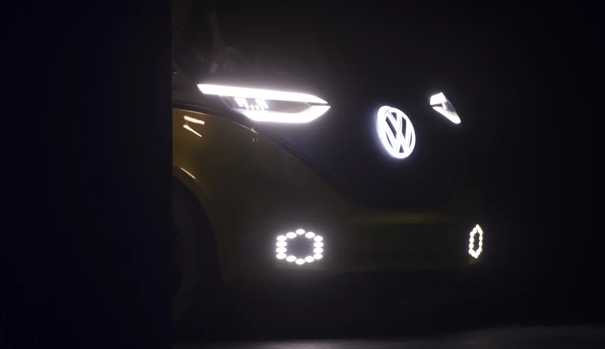 Mobil Volkswagen I.D. Buzz saat dipamerkan di North American International Auto Show (NAIAS) di Detroit, Michigan, AS, (9/1). Produsen otomotif terbesar di Jerman, Volkswagen menampilkan mobil terbarunya pada  NAIAS 2017. (AFP Photo/Saul Loeb)