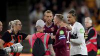 Sejumlah pemain West Ham menenangkan Jarrod Bowen yang emosi dengan fans setelah kekalahan 2-3 dari Wolverhampton Wanderers pada putaran 2 Carabao Cup di Molineux Stadium, Rabu (27/8/2025) dini hari WIB. (Mike Egerton/PA via AP)