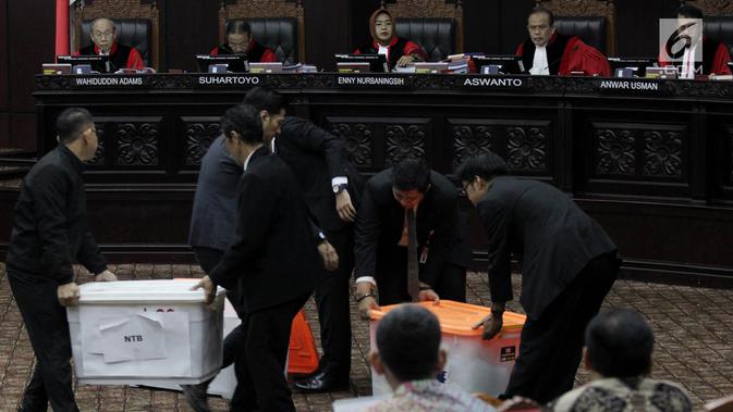 Petugas membawa kontainer berisi barang bukti milik BPN Prabowo-Sandiaga yang dihadirkan dalam sidang lanjutan sengketa Pilpres 2019 di MK, Jakarta, Rabu (19/6/2019). Sidang kali ini beragendakan mendengar keterangan saksi dan ahli terkait sengketa Pilpres 2019. (merdeka.com/Iqbal Nugroho)