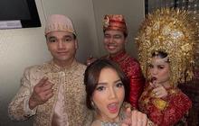 Fuji tampil menawan dalam kebaya modern bernuansa gold saat menghadiri resepsi pernikahan Frans Faisal dan Indah.
