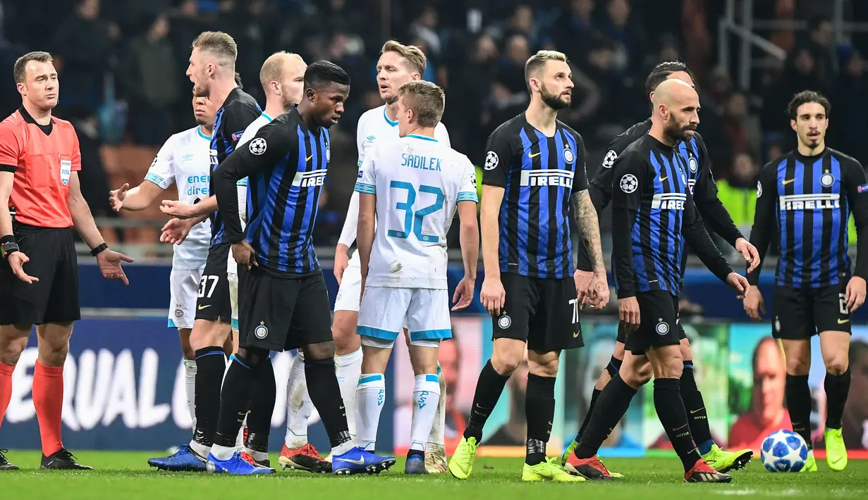 Inter Milan mengalami turun kasta dari Liga Champions ke Liga Europa sebanyak dua musim berturut-turut, yaitu musim 2018/19 dan 2019/20. Mereka juga gagal meraih gelar usai mandek di babak 16 besar dan partai final. (AFP/Miguel Medina)