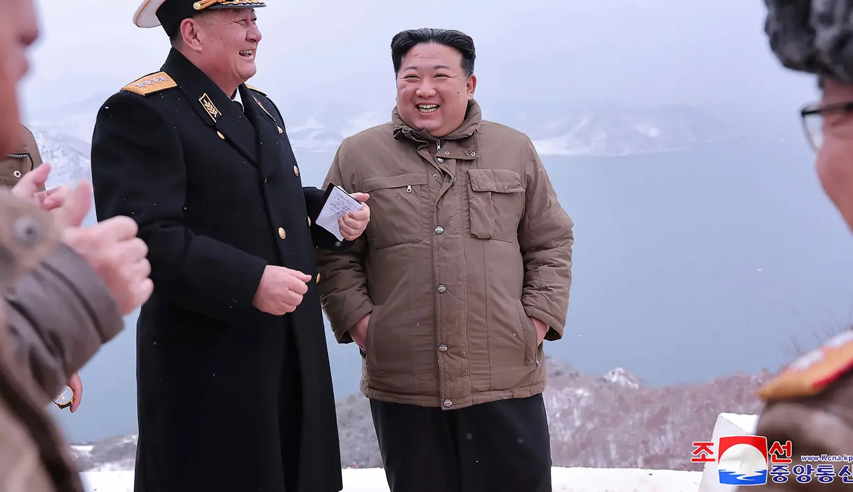 Dalam foto yang disediakan oleh pemerintah Korea Utara ini memperlihatkan Pemimpin Korea Utara Kim Jong Un (kanan) berdiri bersama seorang Komandan Angkatan Laut Korea Utara saat dia memeriksa uji coba penembakan rudal jelajah strategis Pulhwasal-3-31 di Korea Utara, Minggu (28/1/2024). (Korean Central News Agency/Korea News Service via AP)