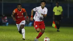 Pemain Persija Jakarta, Novri Setiawan (kanan) dijaga ketat pemain Borneo FC Samarinda Terens Owang Priska Puhiri (kiri) dalam pertandingan Babak Penyisihan Grup B Piala Menpora 2021 di Stadion Kanjuruhan, Malang. Sabtu (27/3/2021). (Bola.com/Ikhwan Yanuar)