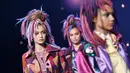Model cantik Gigi Hadid memamerkan busana rancangan terbaru Marc Jacobs untuk koleksi spring 2017 pada gelaran New York Fashion Week di New York, Kamis (15/9). Gigi mengubah penampilannya dengan wig mirip rambut gimbal berwarna-warni. (Angela WEISS/AFP)