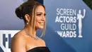 Aktris dan penyanyi Jennifer Lopez menghadiri ajang Screen Actors Guild Awards atau SAG Awards 2020 ke-26 di Shrine Auditorium Los Angeles, Minggu (19/1/2020). JLo tampil elegan mengenakan gaun hitam off shoulder dari Georges Hobeika dalam potongan minimalis yang elegan. (Frederic J. Brown/AFP)