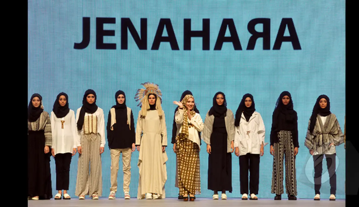 Desainer Jenahara bersama para modelnya dalam ajang Indonesia Fashion Week 2015 di JCC di JCC Senayan, Jakarta, Kamis (28/2/2015). (Liputan6.com/Panji Diksana)