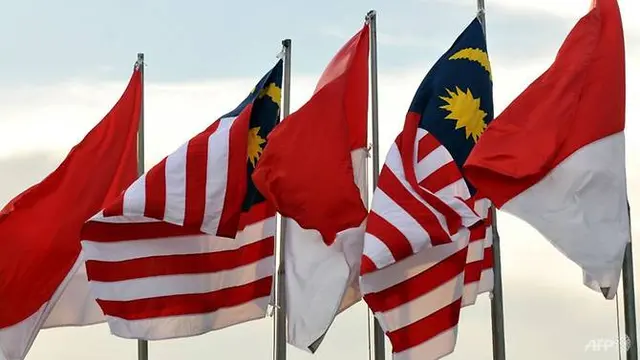 Bendera Indonesia dan Bendara Malaysia yang berkibar pada 22 April 2009.