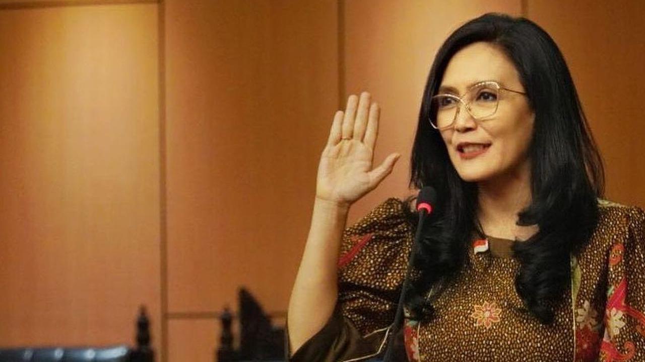 Tampil Anggun Pakai Kebaya Merah saat Ucapkan Sumpah Jabatan, Rieke 'Oneng': Mohon Maaf Masih Banyak Kekurangan