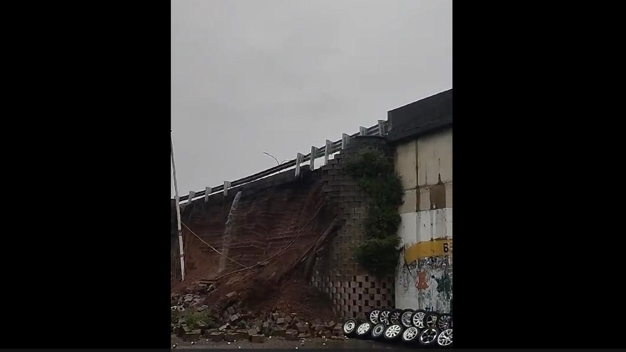 Turap di ruas Tol JORR, Bintaro, Jakarta Selatan diterjang longsor pada Sabtu (6/7/2024). Detik-detik diabadikan oleh warga dan rekaman videonya viral di media sosial.