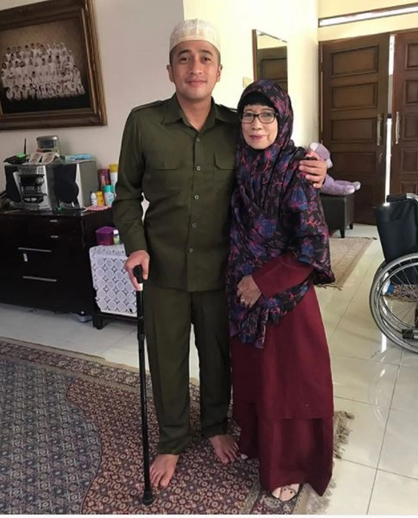 Irfan Hakim dipakaikan busana almarhum ayahnya oleh ibunya (Instagram/@irfanhakim75)