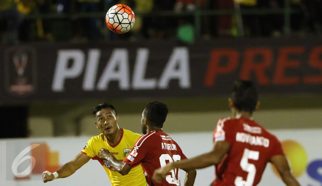 Pemain depan Bhayangkara FC, Jajang Mulyana (kiri) berebut bola dengan pemain Semen Padang di laga 8 besar Piala Presiden 2017 di Stadion Manahan, Solo, Minggu (26/2). Semen Padang unggul 1-0. (Liputan6.com/Helmi Fithriansyah)