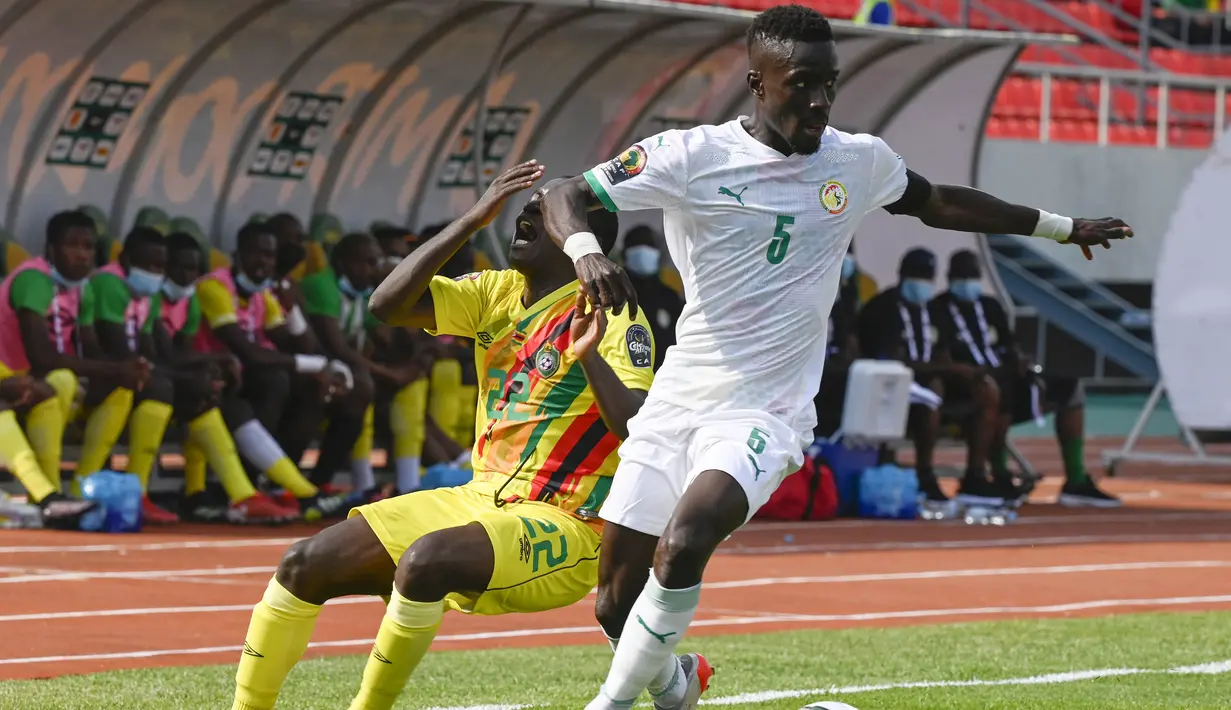 Namun Senegal tetap mampu menunjukan kelasnya sebagai salah satu calon juara di ajang Piala Afrika tahun ini. Sadio Mane dan kawan-kawan tampil menyerang sejak awal laga. (AFP/Pius Utomi Ekpei)