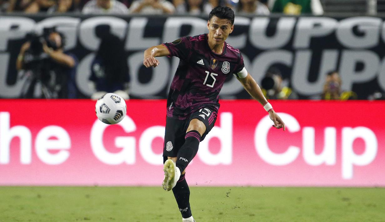 Hector Moreno. Bek tengah berusia 34 tahun yang kini bermain bersama Monterrey yang dibelanya sejak awal musim 2021/2022 ini tercatat menjadi pemain aktif dengan jumlah caps terbanyak ketiga bersaama Timnas Meksiko. Hingga kini ia telah bermain dalam 126 laga dengan torehan 5 gol dan 3 assist sejak melakukan debut pada 17 Oktober 2007. Ia diprediksi akan masuk skuad Meksiko di Piala Dunia 2022 Qatar yang akan menjadi Piala Dunia keempat sepanjang kariernya. (AFP/Getty Images/Ralph Freso)