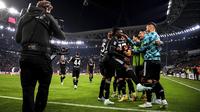 Striker Juventus, Moise Kean disambut rekan-rekannya usai mencetak gol ke gawang Lazio, Senin (14/11/2022) dini hari WIB. (Marco Alpozzi/LaPresse via AP)