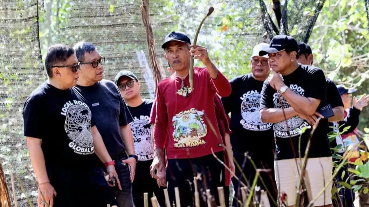 Sejumlah jajaran DPP PDIP mengunjungi kawasan konservasi Clungup Mangrove Conservation (CMC) Tiga Warna, Malang Selatan, Jawa Timur,.