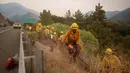 Petugas pemadam kebakaran saat berusaha melokalisir kebakaran hutan yang terus meluas di Mentone, California, Minggu 8 September 2024. (AP Photo/Eric Thayer)