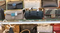 Tas yang memakai merek Christian Dior, Miu Miu, hingga produk sepatu Nike atau Adidas dengan harga miring di kawasan Pasar Mangga Dua, Jakarta. (Maul/Liputan6.com)