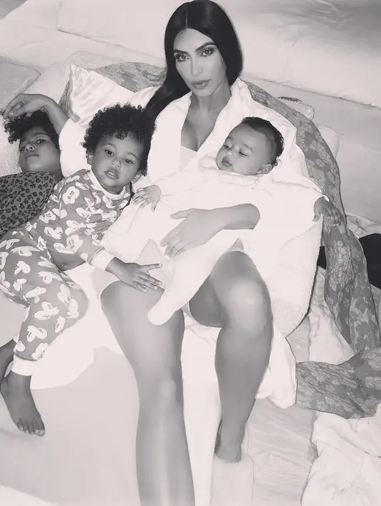 Seperti yang sudah diketahui, Kim sendiri sudah miliki tiga anak bersama dengan Kanye West. (instagram/kimkardashian)