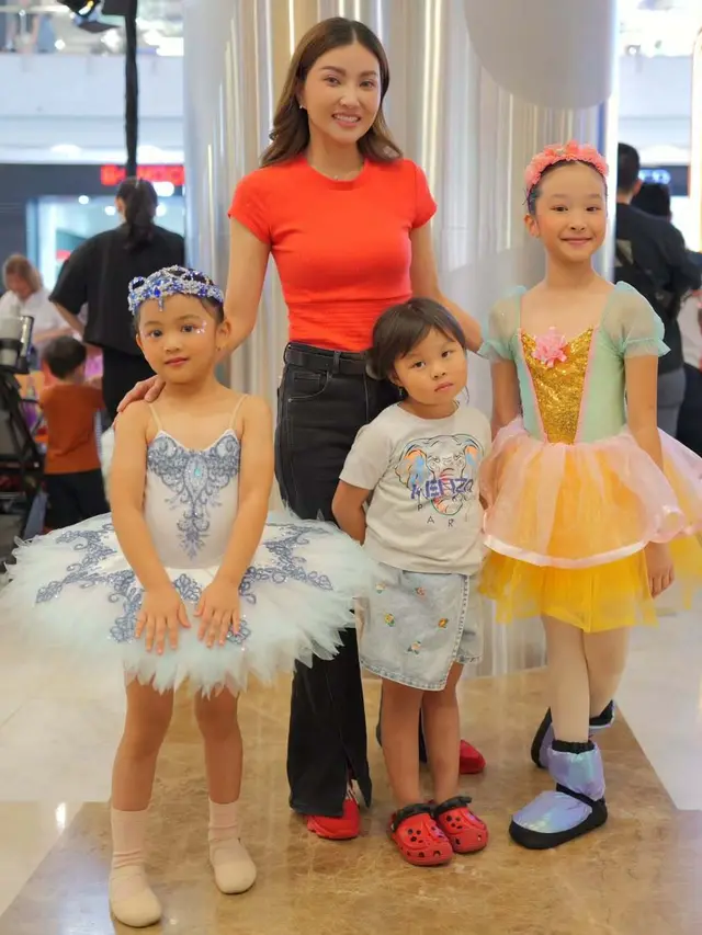 Inspirasi Outfit Antar Anak Sekolah ala Sarwendah