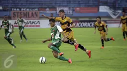 Pesepakbola Mitra Kukar Fetrick Dos Santos (kanan) membayangi Pesepakbola PS TNI Hendi Aprilianto pada pertandingan 8 besar Piala Jenderal Sudirman di Stadion Manahan Solo, Minggu (20/12/2015). Mitra Kukar menang 3-1. (Foto:Boy Harjanto)