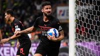 Striker AC Milan, Olivier Giroud, merayakan gol ke gawang Hellas Verona pada laga pekan kedelapan Serie A di San Siro, Minggu (17/10/2021) dini hari WIB. Milan pun menang 3-2 atas Verona. (AFP/Marco Bertorello)