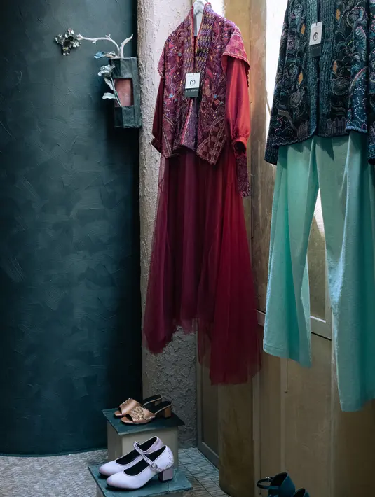 Tak hanya untuk tampilan formal, beberapa produk dapat digunakan untuk terlihat kasual. Cukup padahankan dengan bawahan polos tampilan anggun akan terwujud dalam seketika. [ Foto: dokumen Oscar Lawalata Culture.]