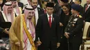Raja Salman bersama Presiden Jokowi jelang pemberian penghargaan di Istana Bogor, Jawa Barat, Rabu (1/2). Raja Salman mendapat penghargaan Bintang Republik Indonesia Adipurna. (Liputan6.com/Angga Yuniar)
