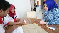 Wali Kota Tangsel Airin Rachmi Diany menjalani tes urine BNN (Liputan6.com/ Pramitha Tristiawati)