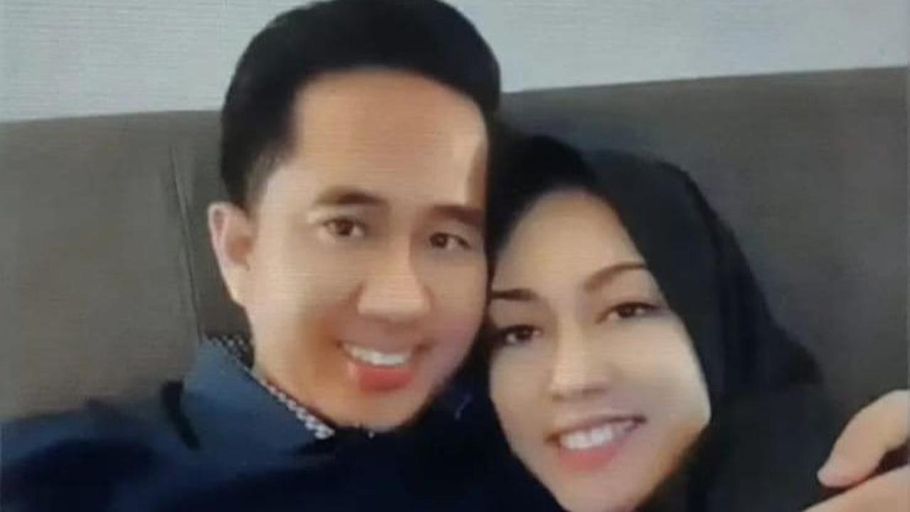 Warganet dihebohkan dengan foto-foto Plt Bupati Muara Enim Ahmad Usmarwi Kaffah yang mesra dengan seorang wanita diduga bukan istrinya.