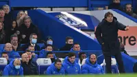 Manajer Tottenham Hotspur Antonio Conte memberi isyarat dalam pertandingan Liga Inggris melawan Chelsea di Stamford Bridge, London, Minggu, 23 Januari 2022. (JUSTIN TALLIS / AFP)