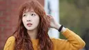 Menjadi sosok Hong Seol dalam KDrama "Cheese In The Trap", Kim Go Eun mengubah warna dan tatanan rambutnya menjadi wavy curly. (Instagram/simply.kge)