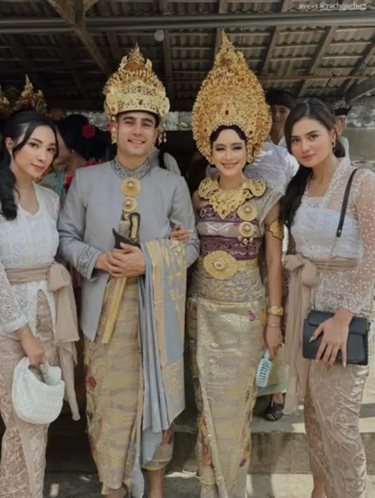 Mahkota dan aksesori emas yang dikenakan menambah kesan etnik yang kental [@nadyashakira_]