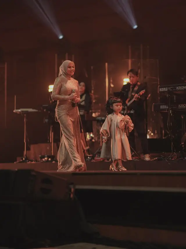 Pesona Diva Cilik Ameena Atta Ramaikan Konser Krisdayanti di Kuala Lumpur, Glamor dengan Dress Emas