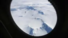 Pegunungan es terlihat dari pesawat di wilayah Antartika Peninsula, (4/11). Operasi IceBridge yang dilakukan peneliti NASA berhasil menggambarkan kondisi es di Antartika lewat foto yang diambil dari pesawat Lockheed P-3 1966. (Mario Tama/Getty Images/AFP)