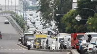 Ratusan kendaraan terjebak kemacetan di jalan dari arah Kuningan menuju Menteng, Jakarta, Selasa (20/5/2014) (Liputan6.com/Faizal Fanani)
