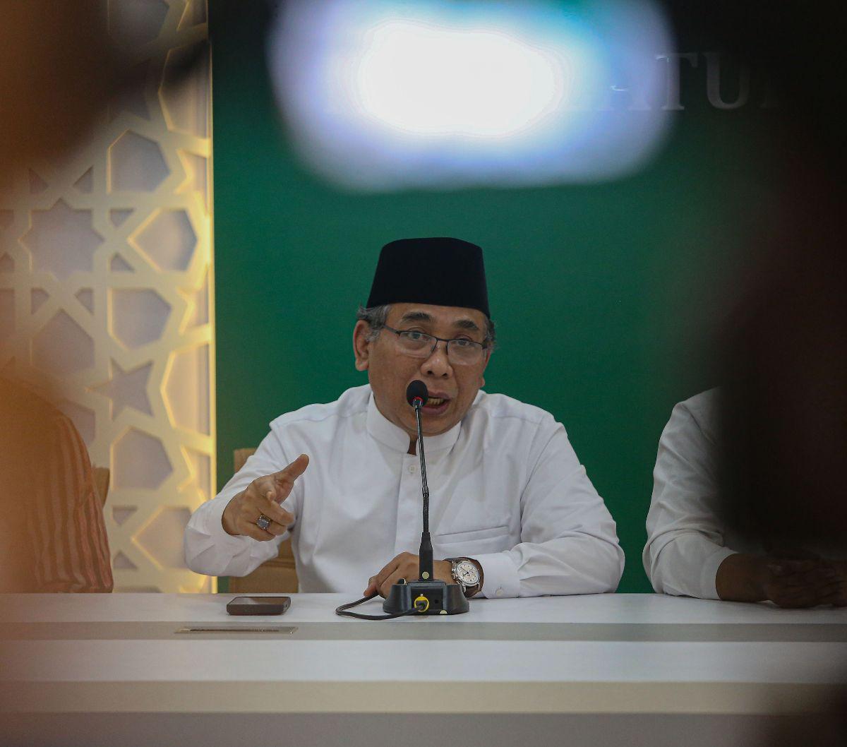 Ketua Umum Pengurus Besar Nahdlatul Ulama (PBNU) Yahya Cholil Staquf atau Gus Yahya menyampaikan pernyataan saat menggelar konferensi pers terkait lima Nahdliyin yang bertemu Presiden Israel Isaac Herzog di Kantor PBNU, Jakarta Pusat, Selasa (16/7/2024). 