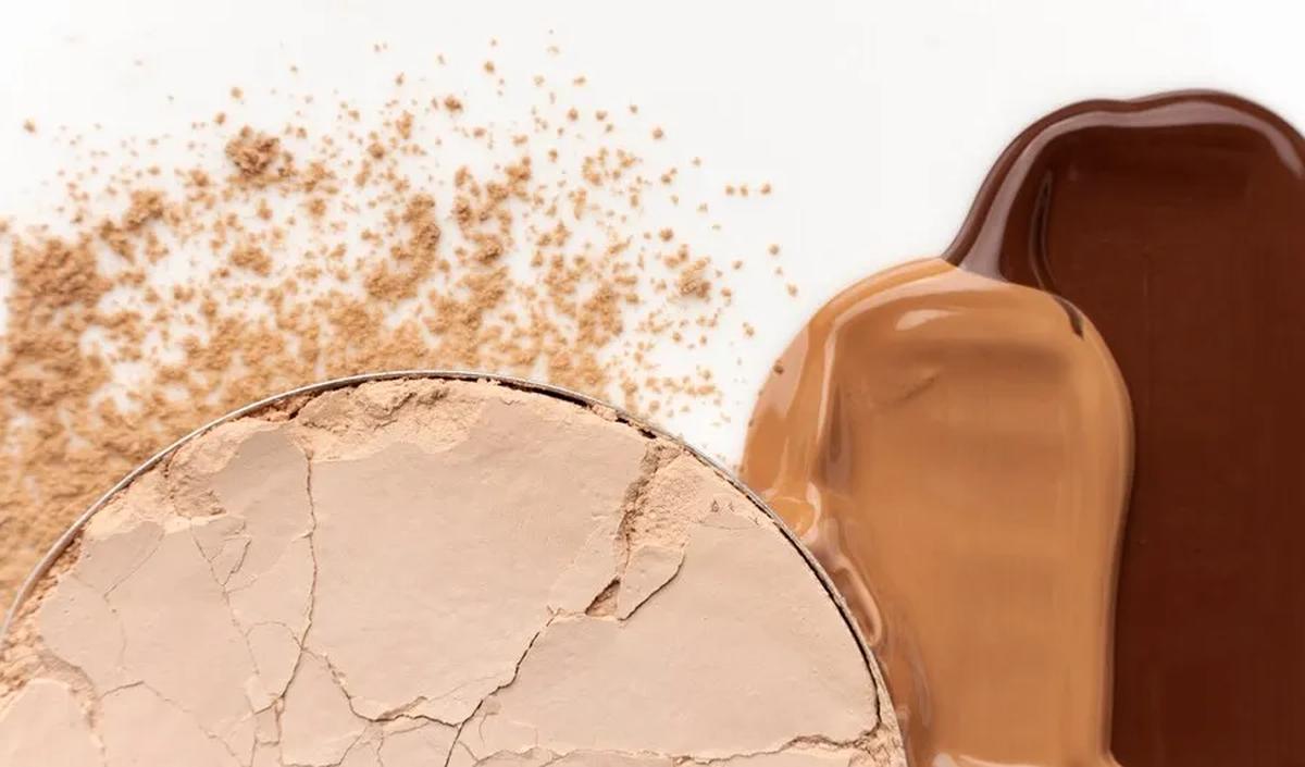 Sementara itu, cushion lebih condong ke arah medium coverage, ideal untuk makeup sehari-hari dengan tampilan yang lebih ringan.