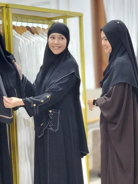 Di unggahan selanjutnya, Maia Estianty memakai one set gamis dan hijab bergo berwarna hitam. [instagram/maiaestiantyreal]