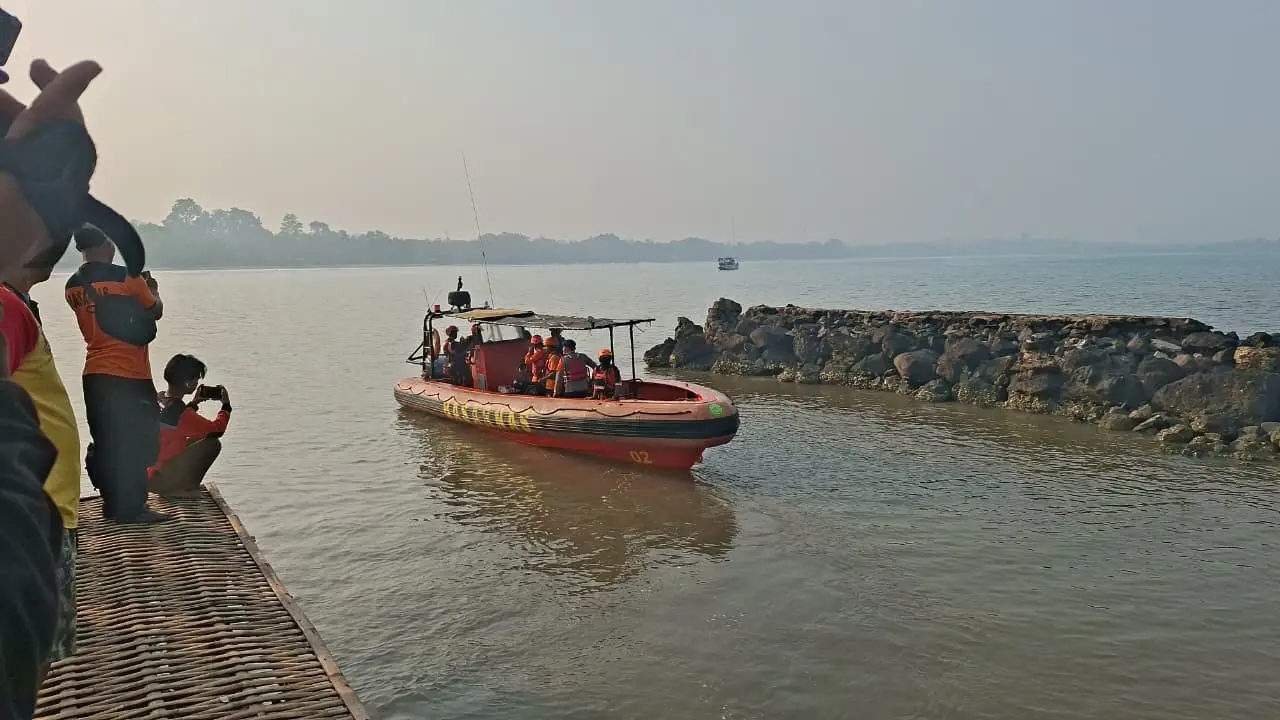 Tim SAR Banten saat melakukan operasi pencarian 5 jurnalis yang hilang dan belum ditemukan diperairan Selat Sunda. (Liputan6/Rifqy Alief)