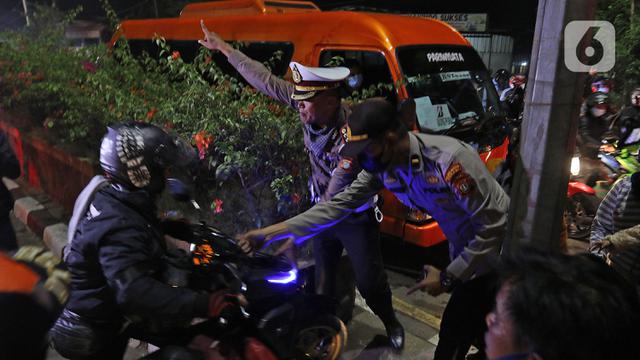 FOTO: Nekat, Pemudik Lawan Arus Lintasi Posko Penyekatan di Kedungwaringin