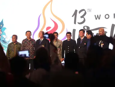 Bintang Film Jet Li (tengah) berfoto bersama Menpora Imam Nahrawi dan Gubernur DKI Basuki Tjahaja Purnama pada Pembukaan Kejuaraan Dunia Wushu 2015 di JCC, Senayan, Jakarta, Jumat (13/11/2015). (Bola.com/Nicklas Hanoatubun)