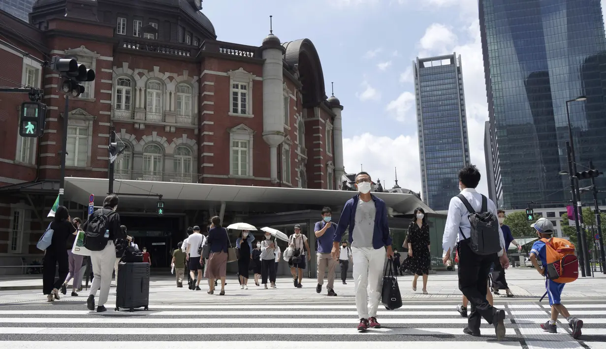 Orang-orang berjalan melintasi persimpangan dekat Stasiun Tokyo di Tokyo sehari setelah kasus virus corona tertinggi ditemukan di kota tuan rumah Olimpiade Kamis (29/7/2021). Tokyo telah melaporkan jumlah tertinggi infeksi Covid-19 hanya beberapa hari setelah dimulainya Olimpiade. (AP/Kntaro Komiya)